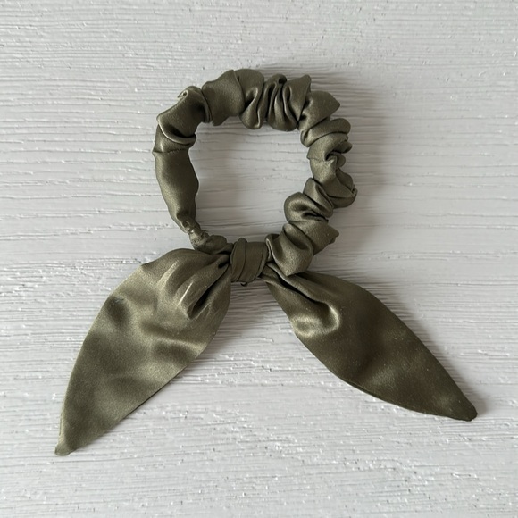 *NWOT* Silk Chiquita Scrunchie - DONNI. - Picture 3 of 4
